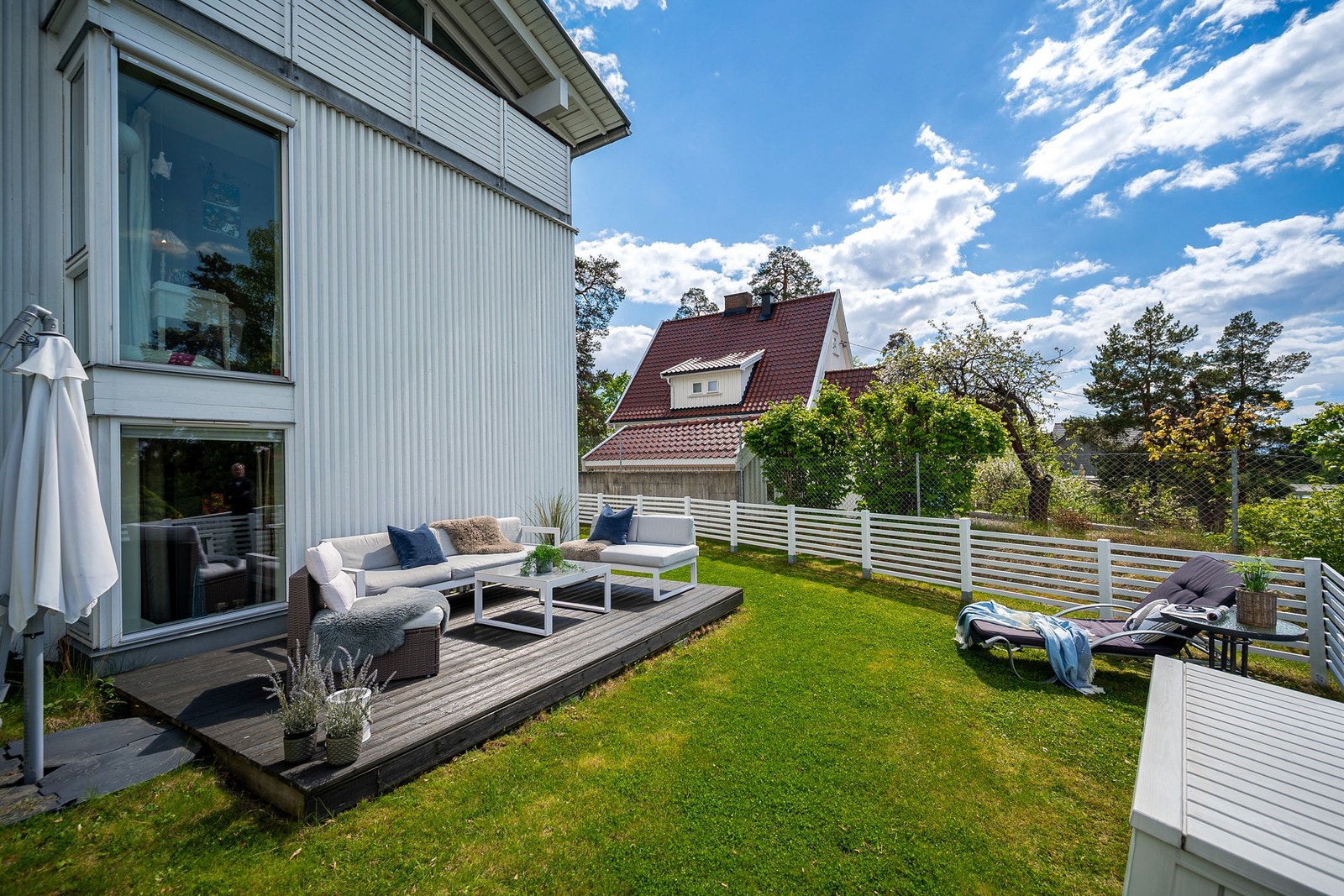 Boligen har bruksrett til hage med sol fra morgen til kveld. Galleribilde