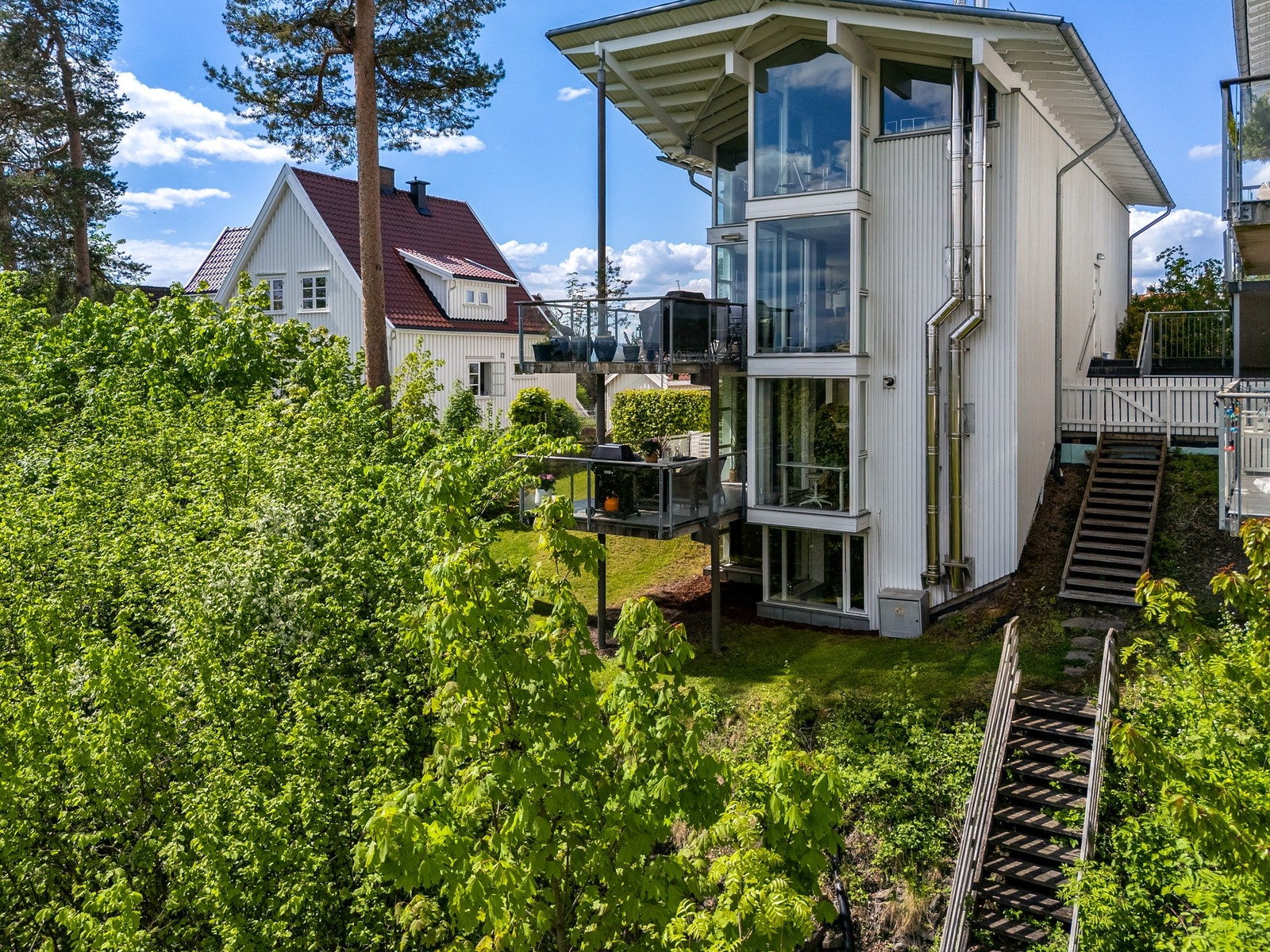 Sameiet har en felles tomt på 2926 m2. Trapp ned til felles grøntareal og videre adkomst til Hullebergmyra ballbane. Galleribilde