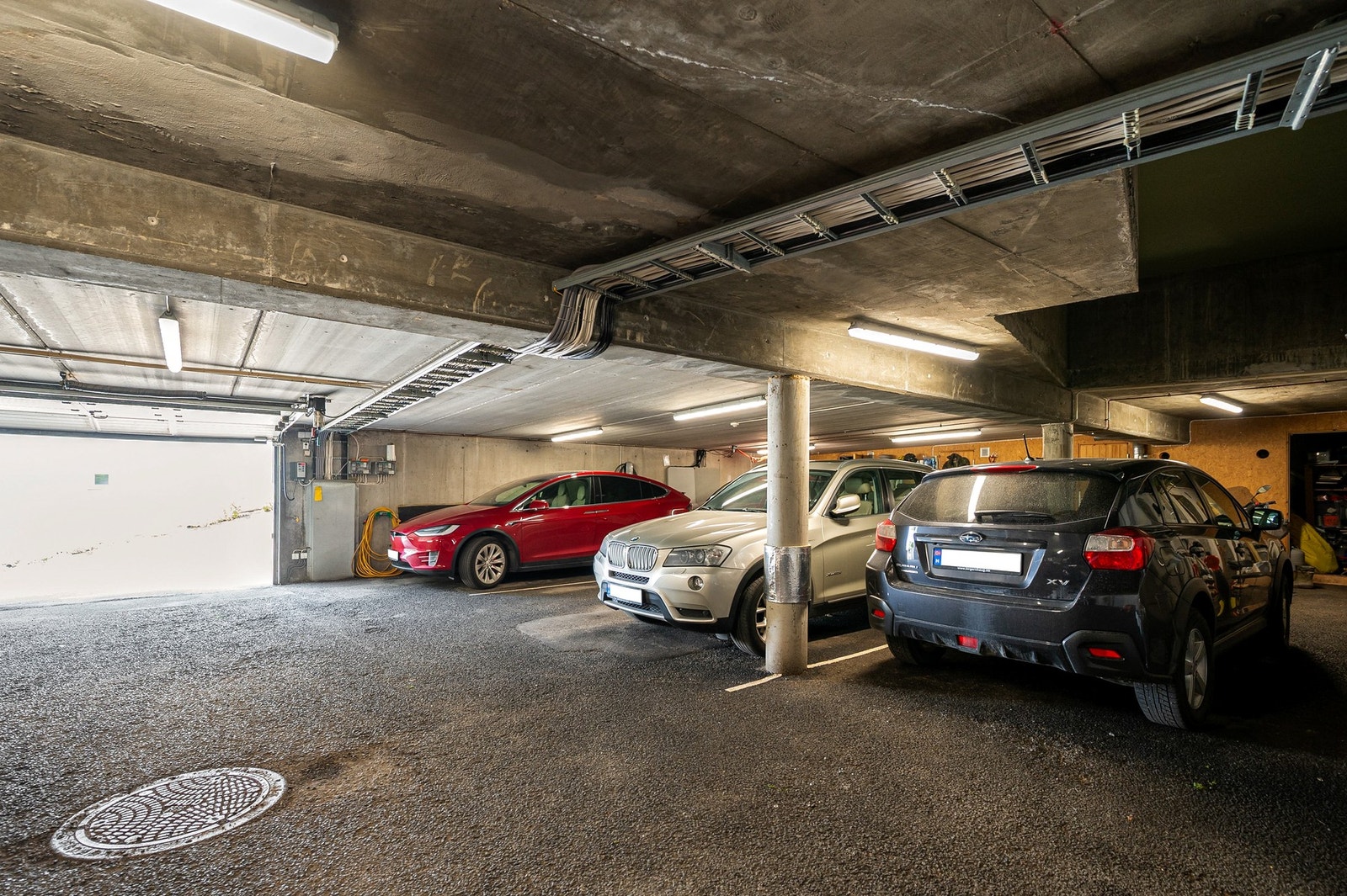 Boligen disponerer en dyp parkeringsplass med plass til to biler etter hverandre. Galleribilde