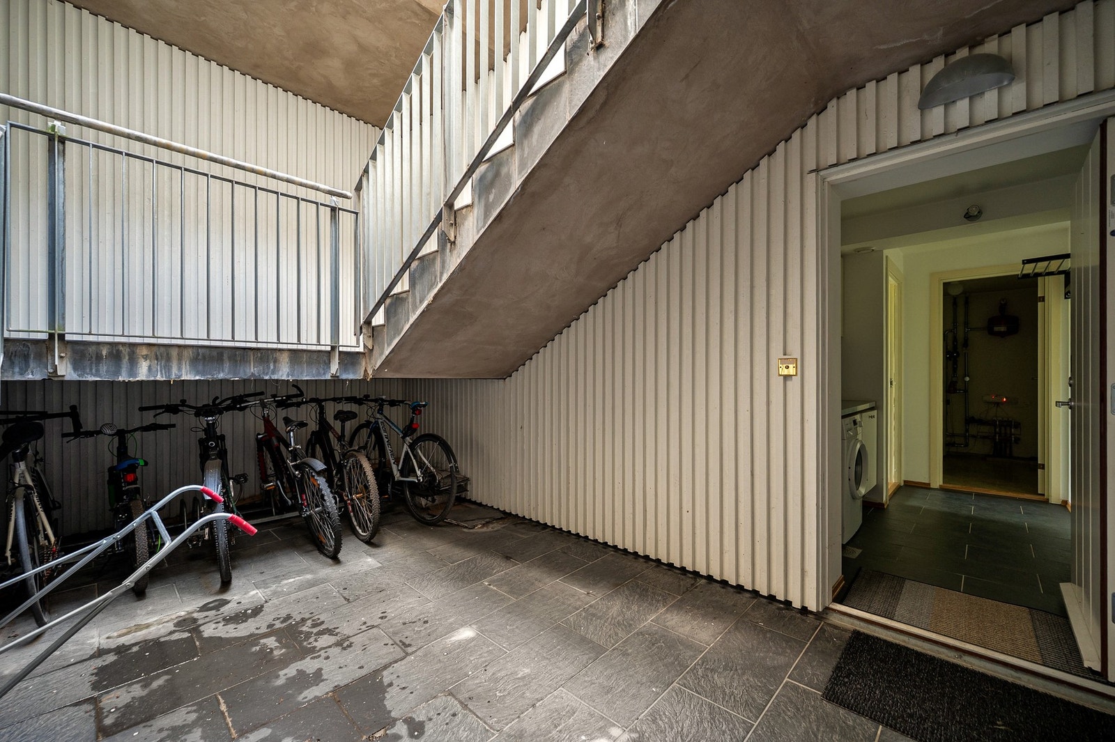 Egen separat inngang til underetasjen. Galleribilde
