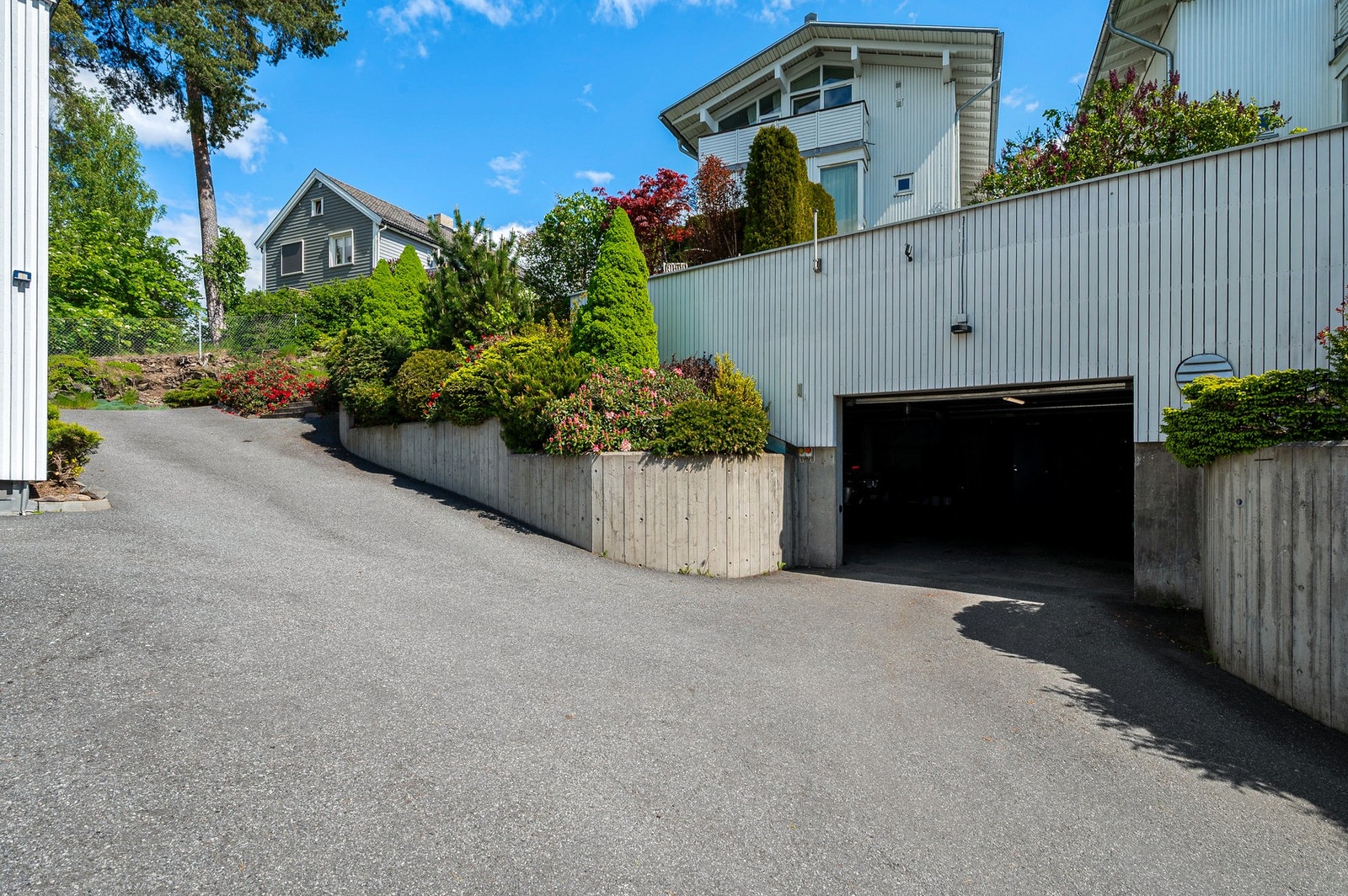 Innkjøring til felles garasje. Galleribilde
