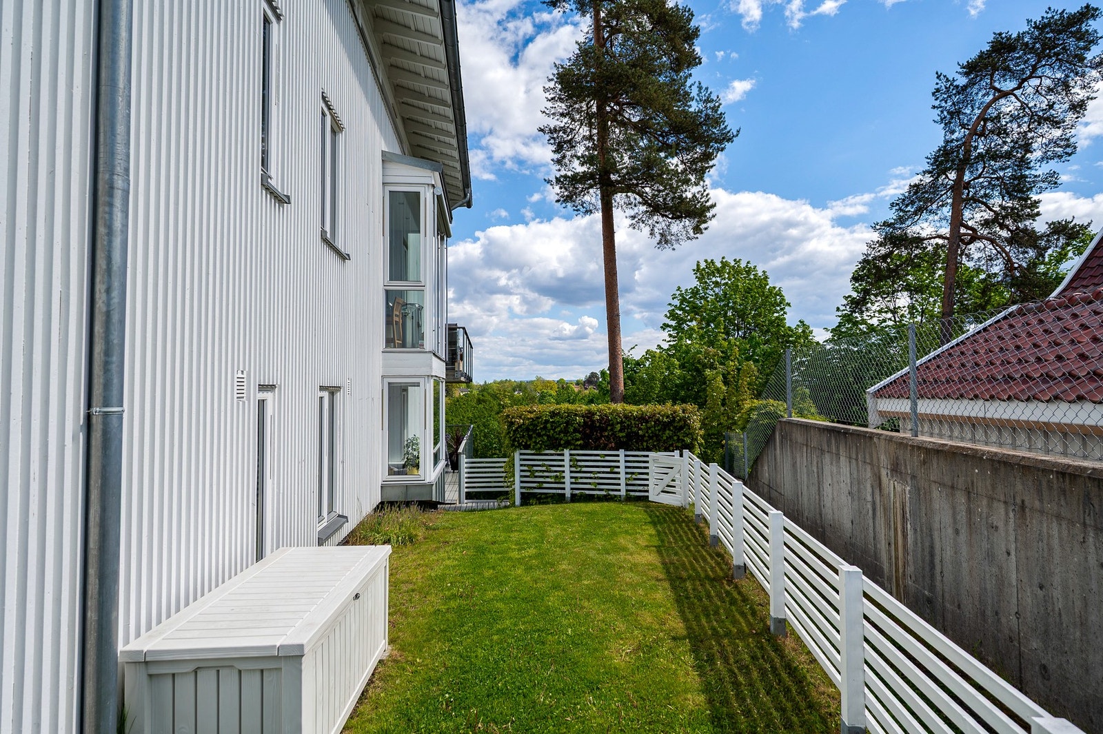 Hagen går langs siden av boligen og har adkomst til balkonge. Galleribilde