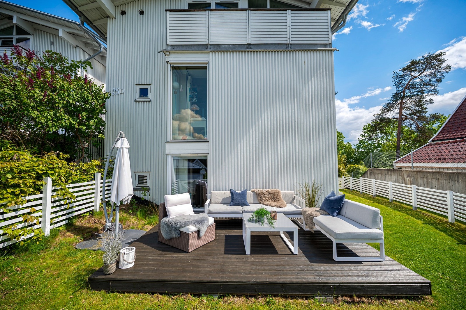 Det er lagt en markterrasse i hagen på 10 m2. Galleribilde