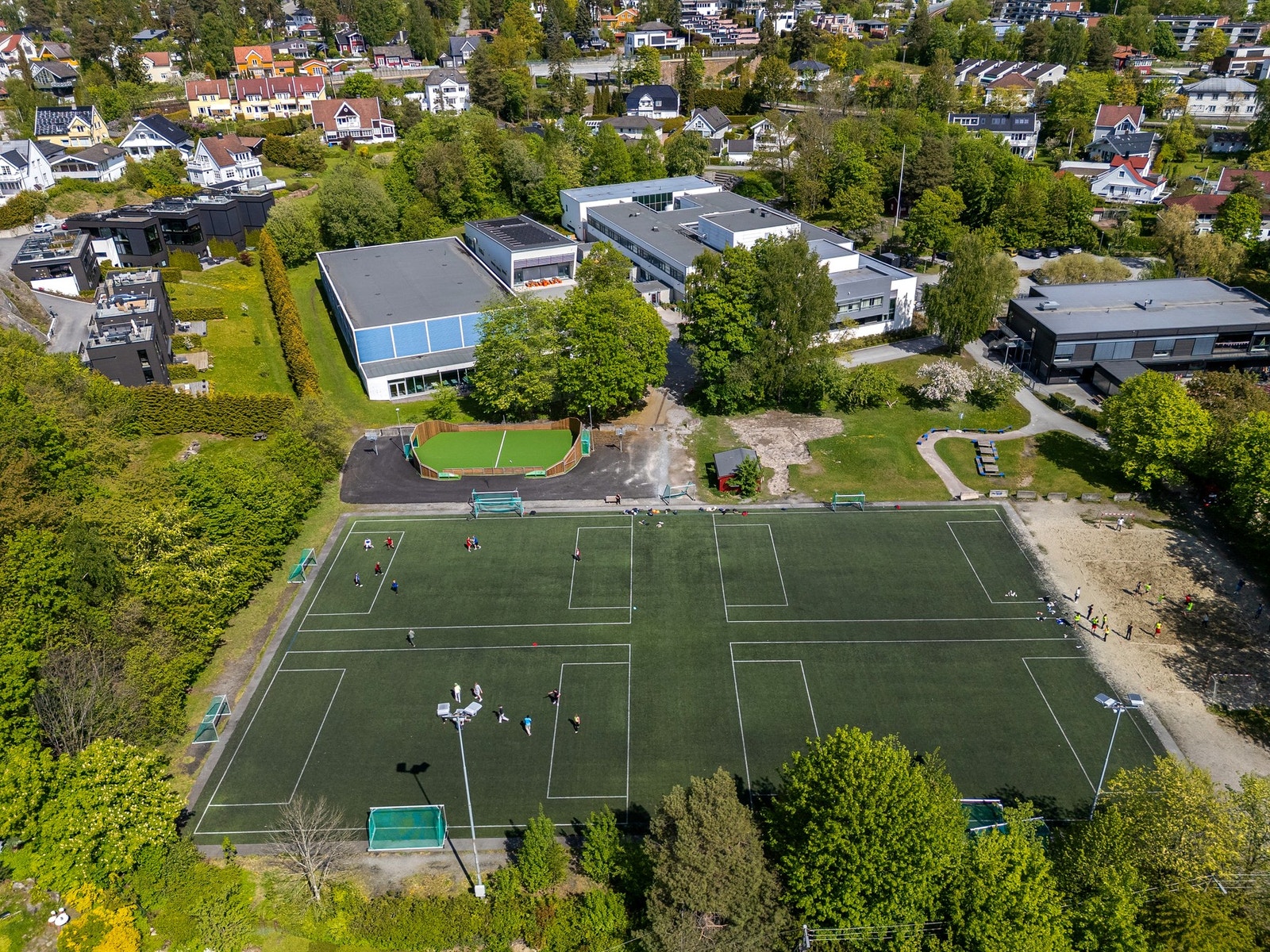 Hullebergmyra ballbane rett nedenfor boligen. Området er svært barnevennlig med kort vei til barnehage og skole. Galleribilde