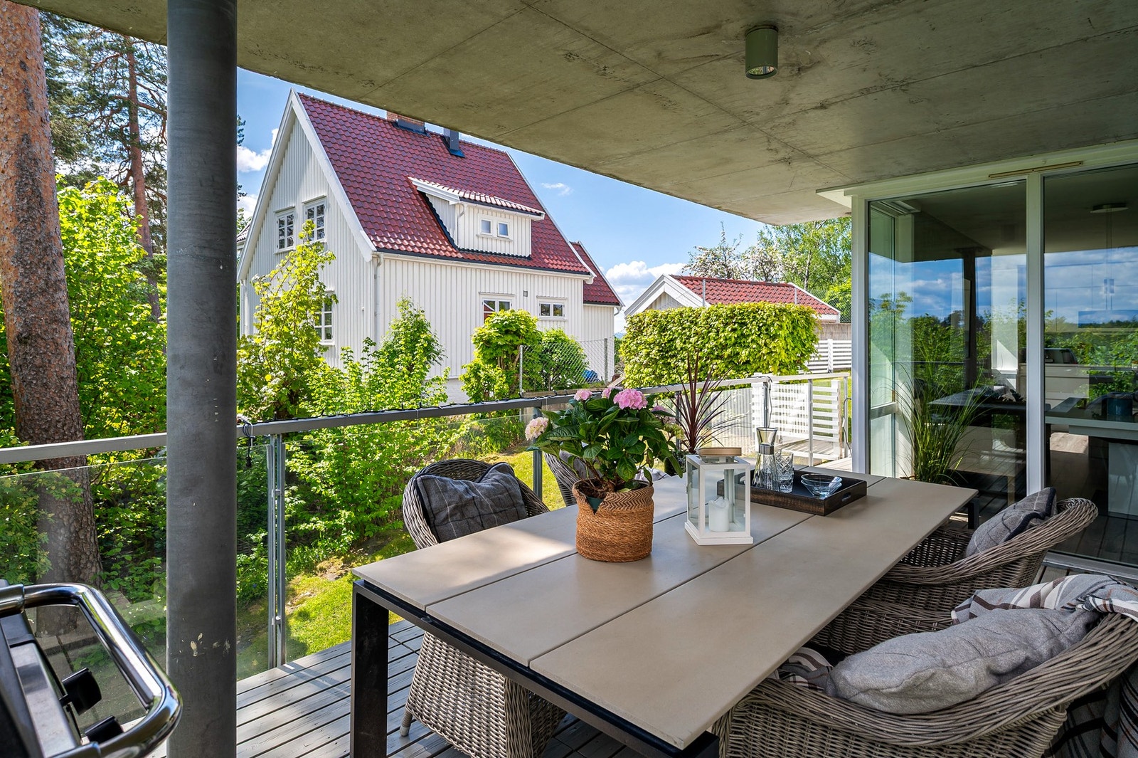 Det er god plass til utemøbler og grill. Galleribilde