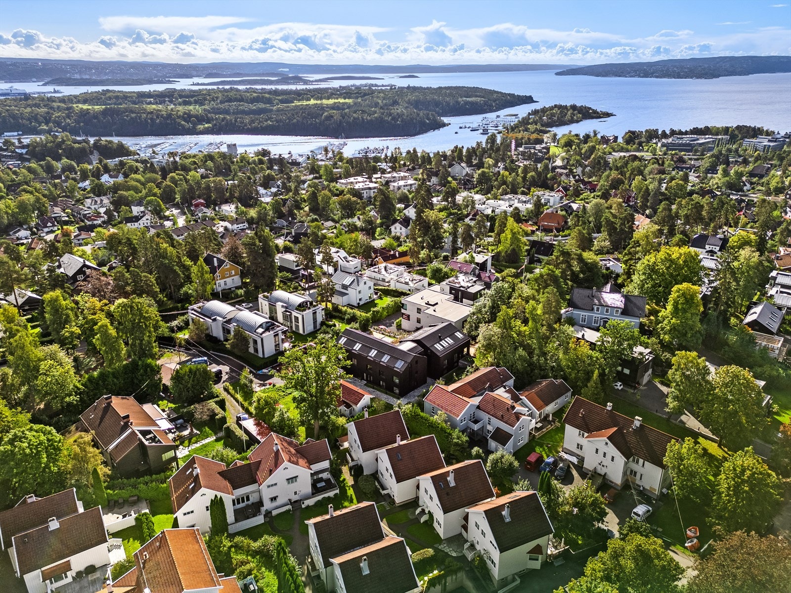 Her finner man flotte gang- og sykkelstier som strekker seg langs vannet, perfekte for både trening og rekreasjon. Om sommeren kan man også nyte bading og båtliv i fjorden Galleribilde