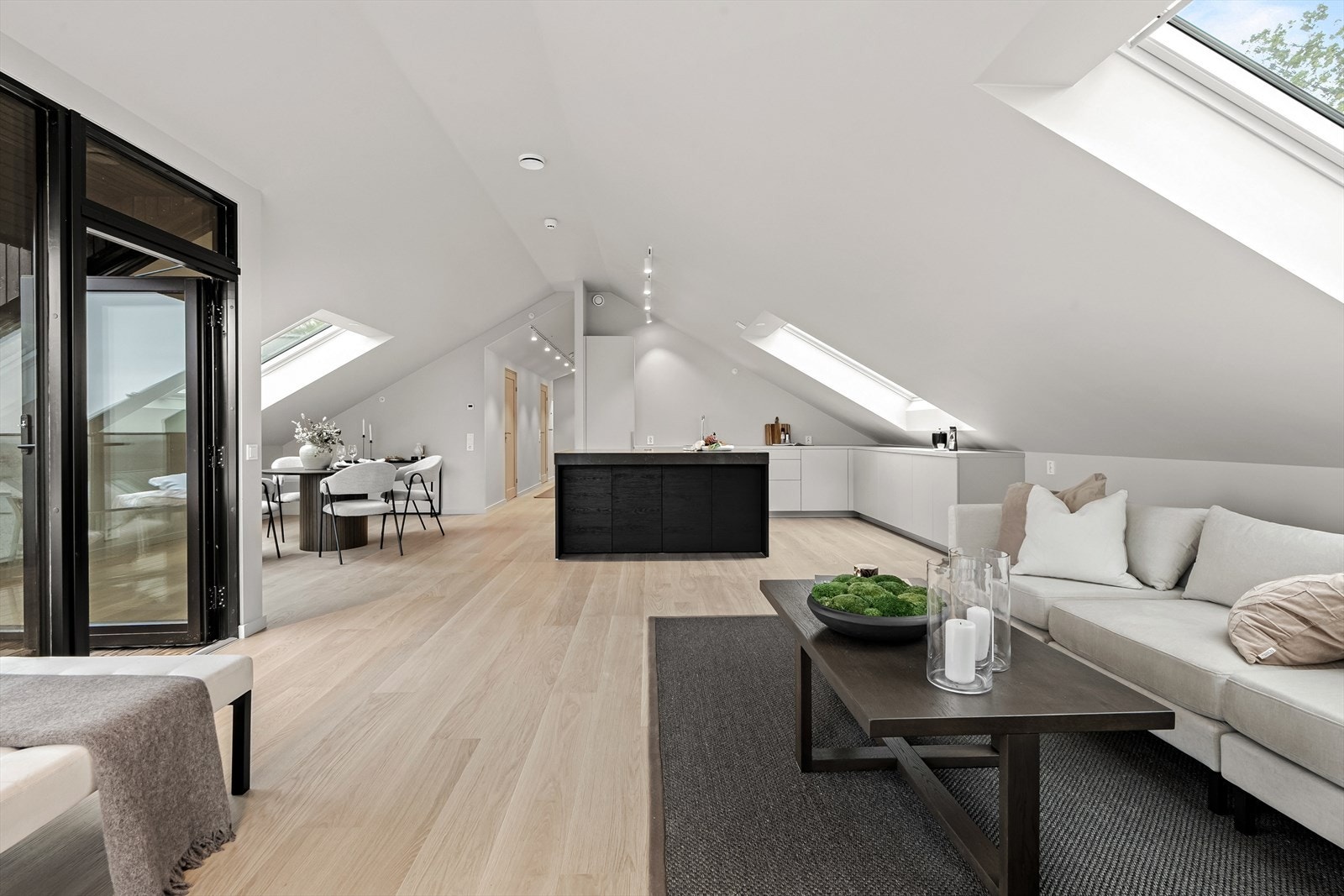 Leiligheten har behagelige nybyggkvaliteter som vannbåren varme i gulv (bergvarme) og balansert ventilasjon Galleribilde
