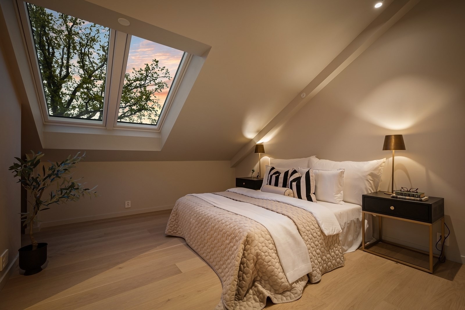 Det er tre gode soverom, hvorav eget mastersoverom med tilknyttet bad en-suite, walk-in garderobe og bod Galleribilde