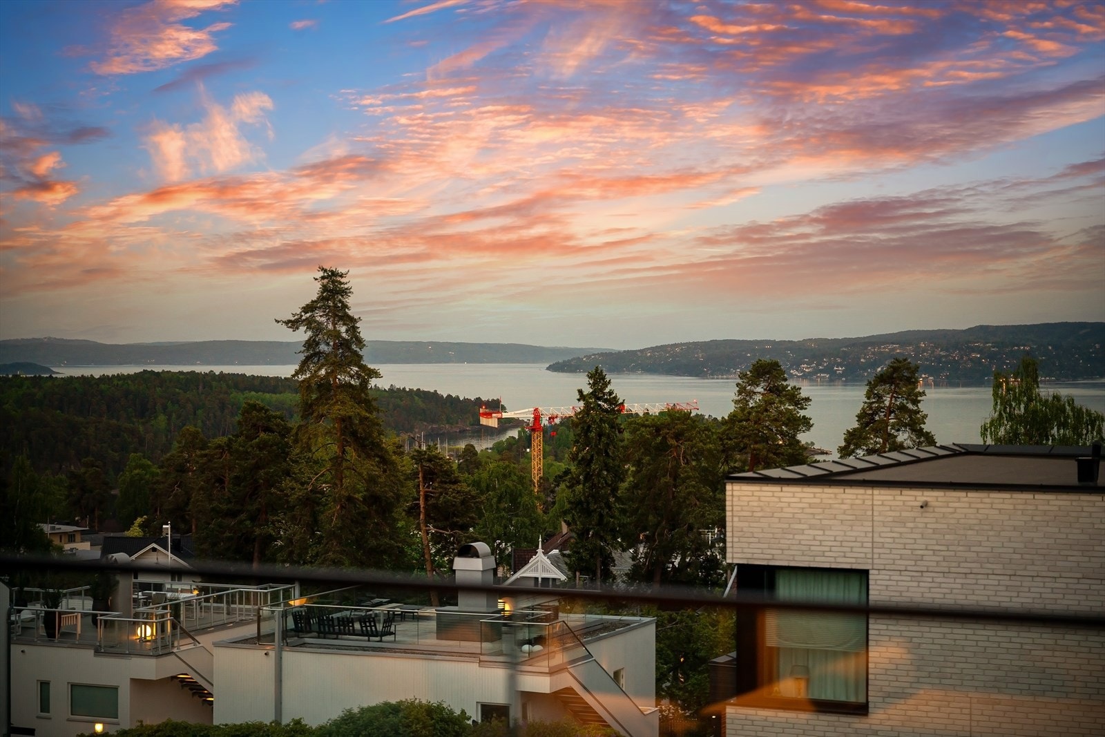 Leiligheten ligger på et høydedrag og får flott panoramautsikt over fjorden Galleribilde