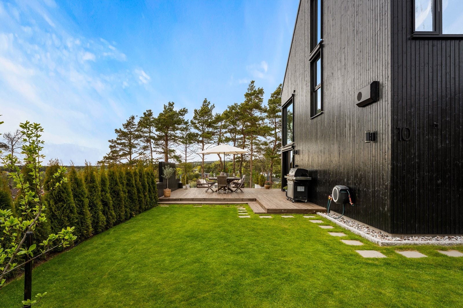 Terrassen måler hele 74 m2 og gir god mulighet for å danne de ulike soner. Galleribilde