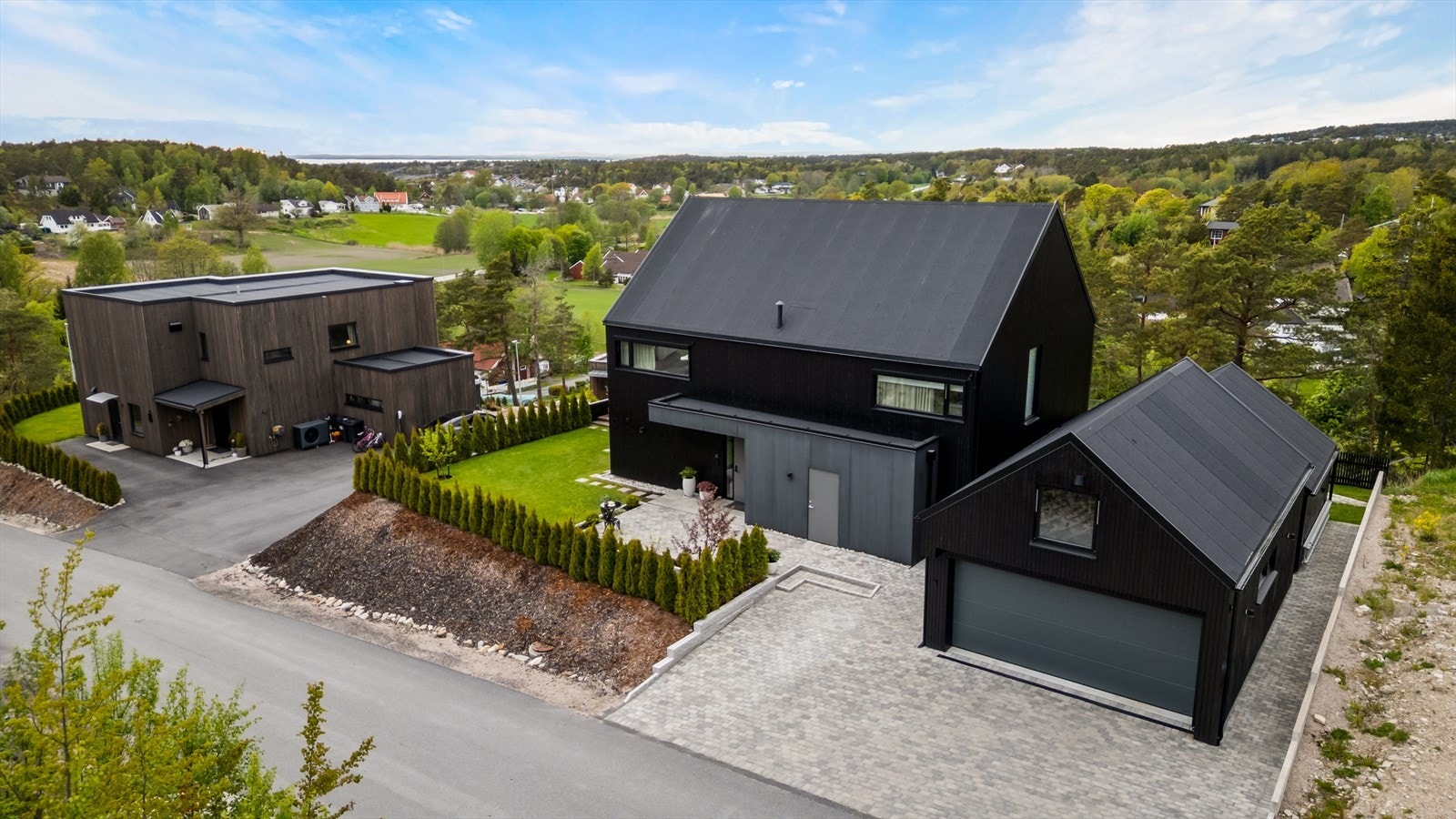 Eiendommen består av en stor enebolig, samt isolert dobbelgarasje med stor hems og sportsbod innredet til et topp moderne treningsrom! Galleribilde