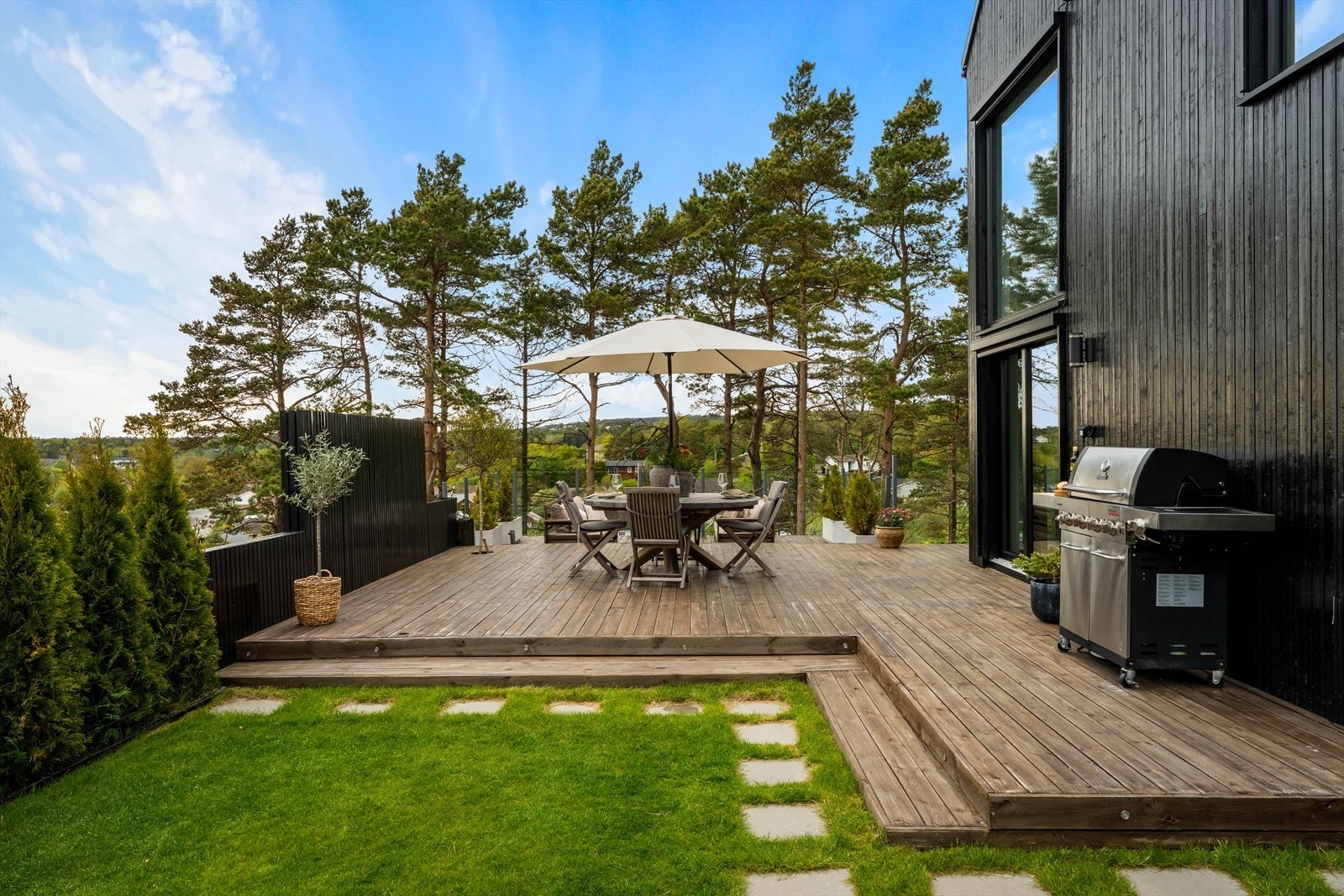 Eiendommen har et flott og gjennomført uteområde med store terrasseflater bygget i flere nivåer. Galleribilde