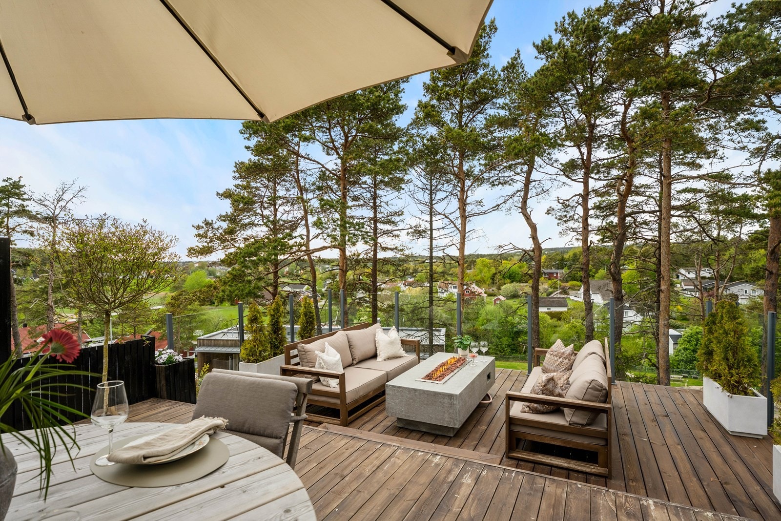 Terrasse og utsikt. Galleribilde
