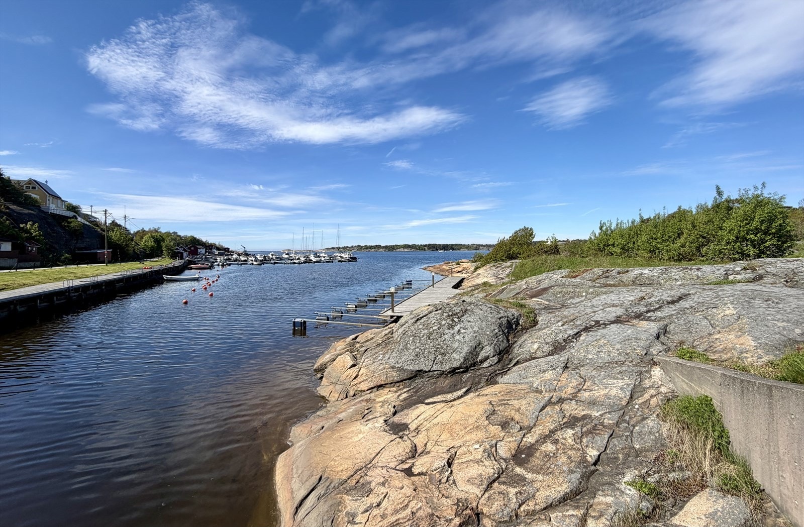 Fra eiendommen er det gangavstand ned til Slevik brygge med badeplasser, svaberg og båtplasser Galleribilde