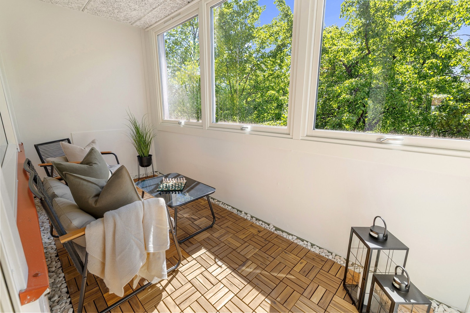 Høyt og fritt med flott utsyn. Grønt og frodig på sommerstid. Galleribilde