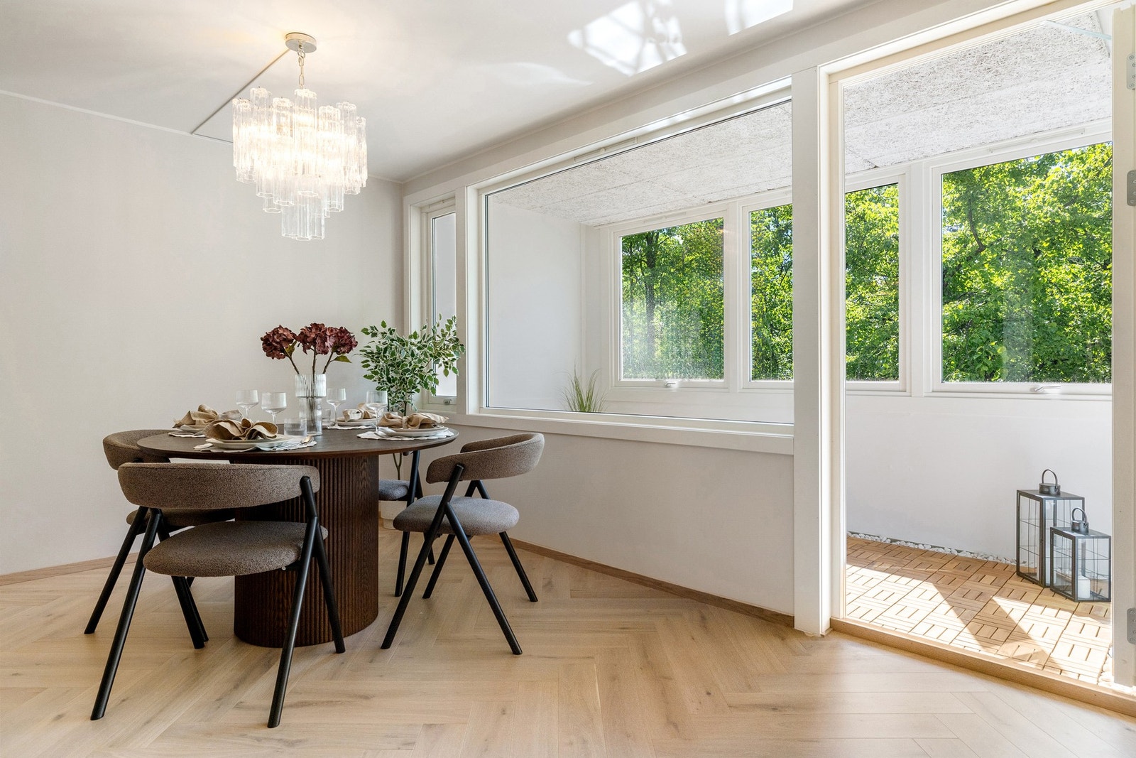 Utgang til balkong - en herlig forlengelse av stuen og spisestuen hele året. Galleribilde