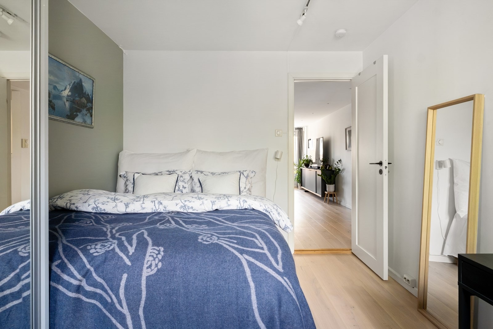 Her er det plass til dobbeltseng og tilhørende møblement. Galleribilde