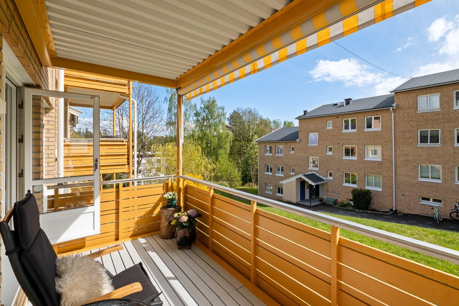 Balkongen er utstyrt med praktisk markise fra 2021 - ideelt for solskjerming på varme dager. Galleribilde