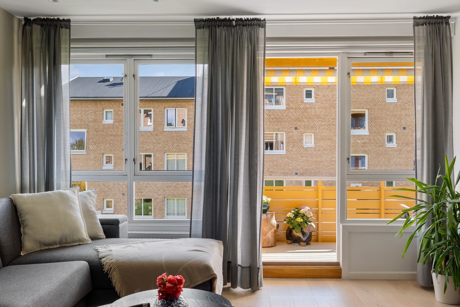Direkte utgang fra stuen ut mot en hyggelig balkong -optimale solforhold. Galleribilde