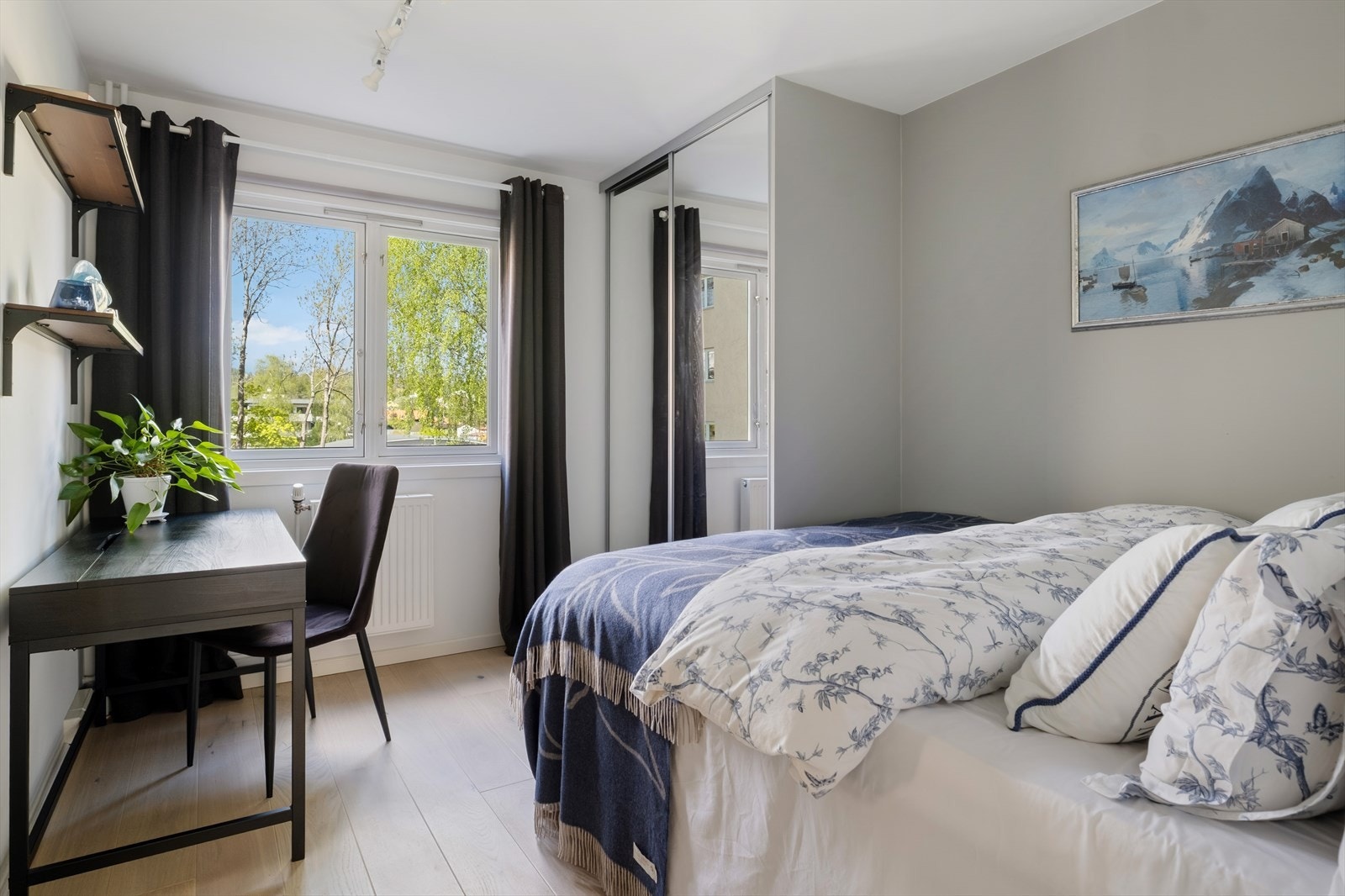 Hovedsoverommet med plassbygd garderobeløsning. Galleribilde