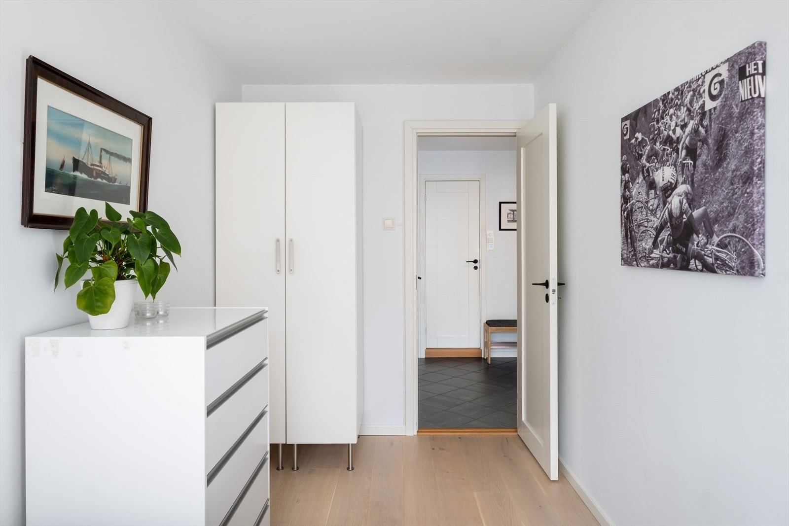 Videre er det plass til garderobeskap. Galleribilde