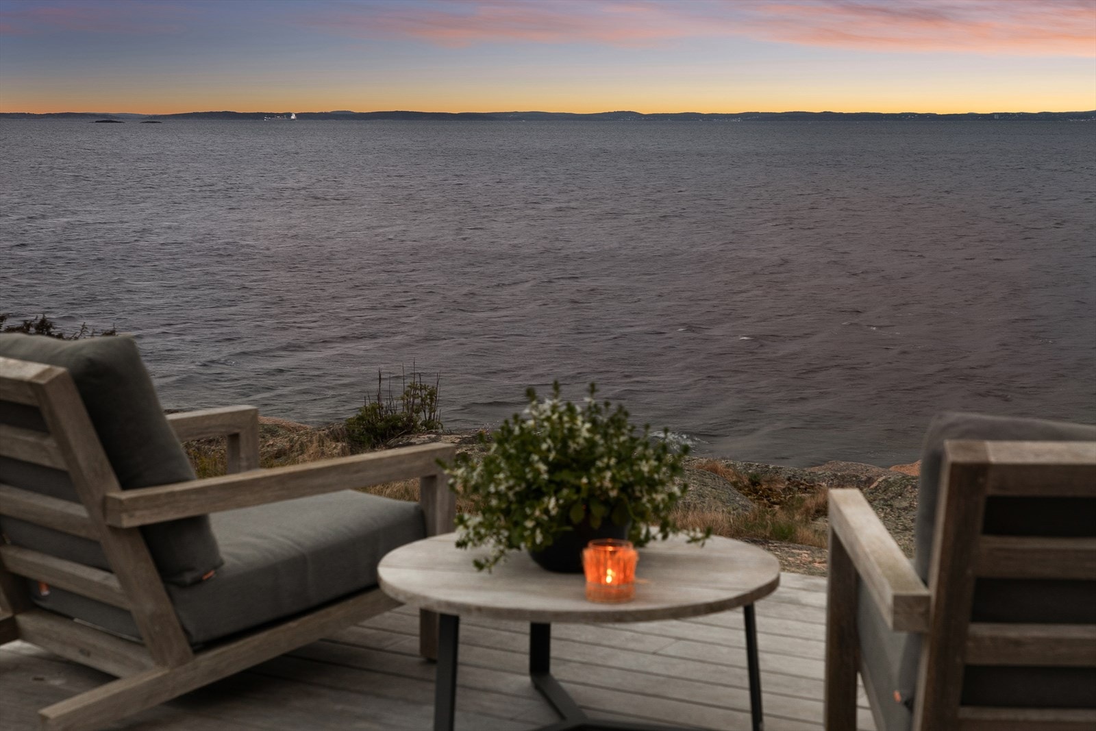 Kveldsstemning på terrassen. Her kan lange sommerkvelder nytes! Galleribilde