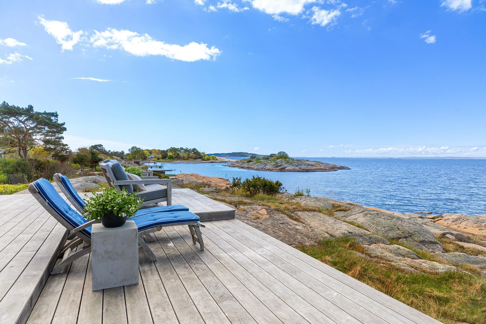 Uteområdene byr på svaberg, sjøutsikt og gode solforhold fra morgen til kveld. Galleribilde