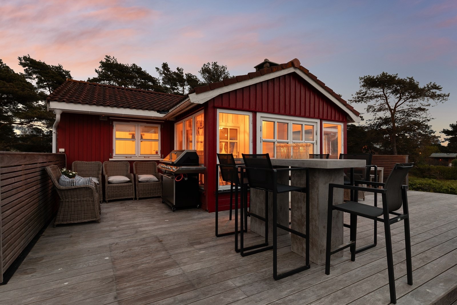 Den store terrassen foran hytten har god plass til fler soner med sittegrupper, solsenger og grill. Galleribilde
