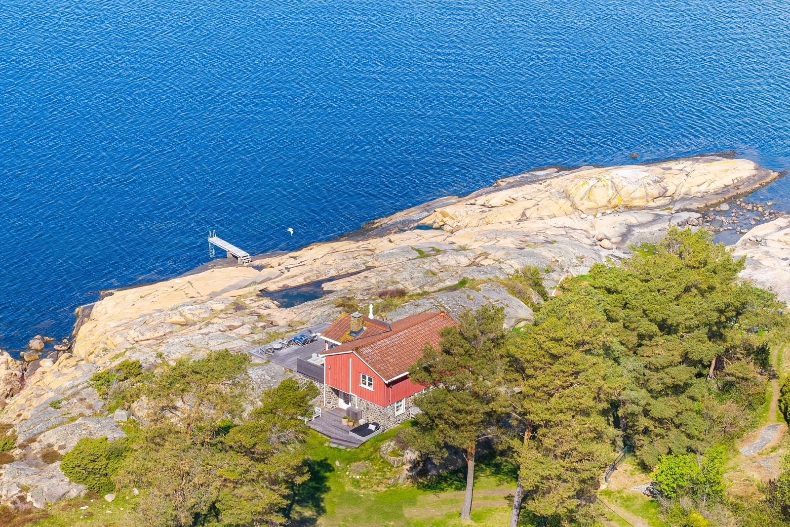 Fra hytta kan du rusle en kort tur ned til svabergene for et morgenbad, eller nyte dagen på den solrike tomten. Galleribilde