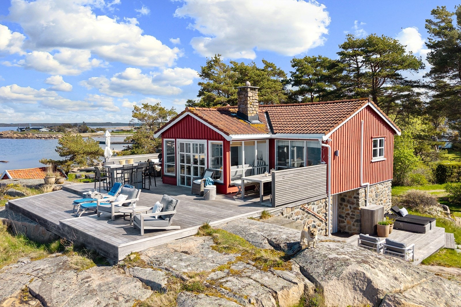 En tiltalende fritidsbolig med fantastisk beliggenhet på idylliske Skjæløy. Galleribilde