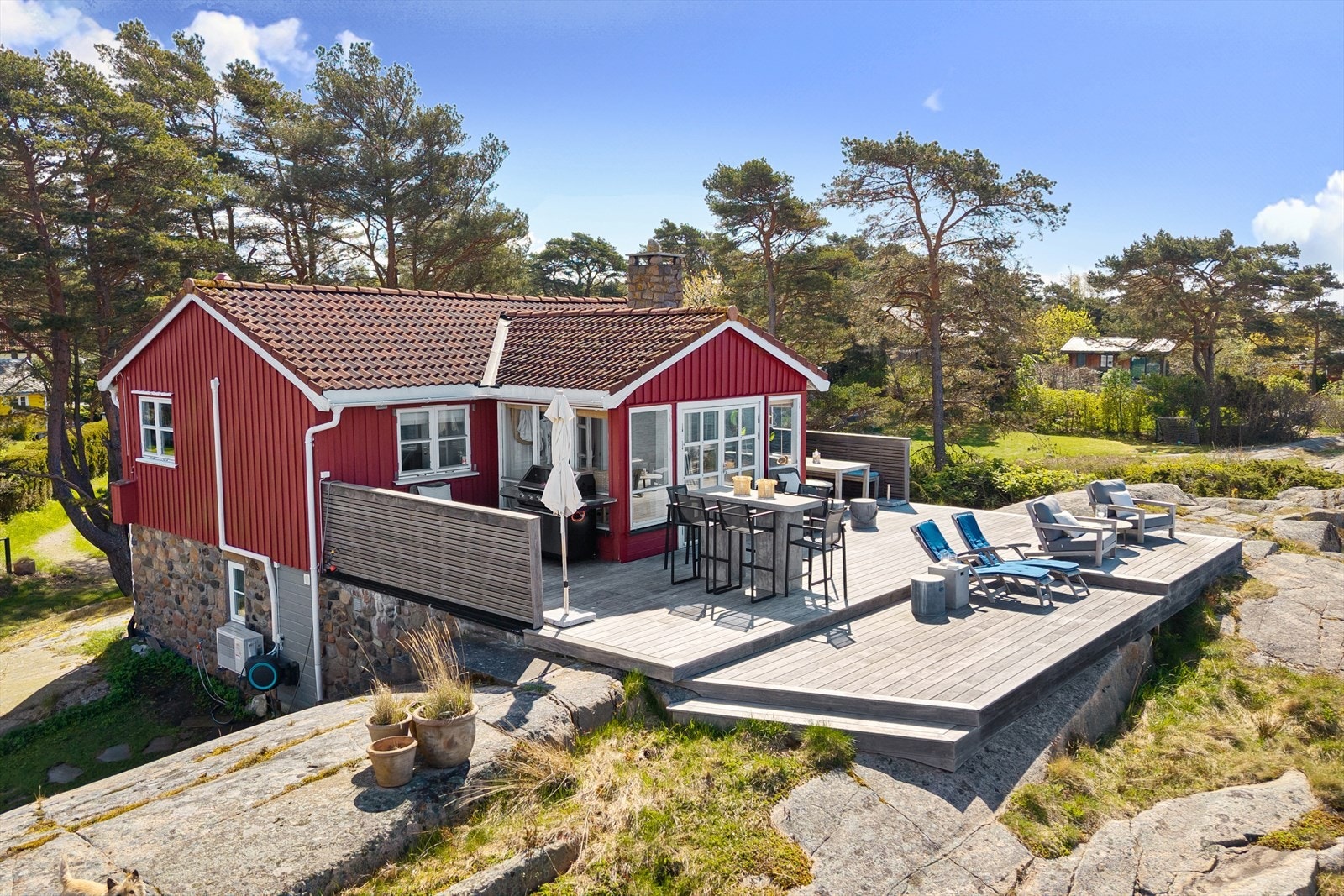 Denne sjeldne eiendommen på Skjæløy tilbyr en spektakulær utsikt og sol hele dagen. Galleribilde