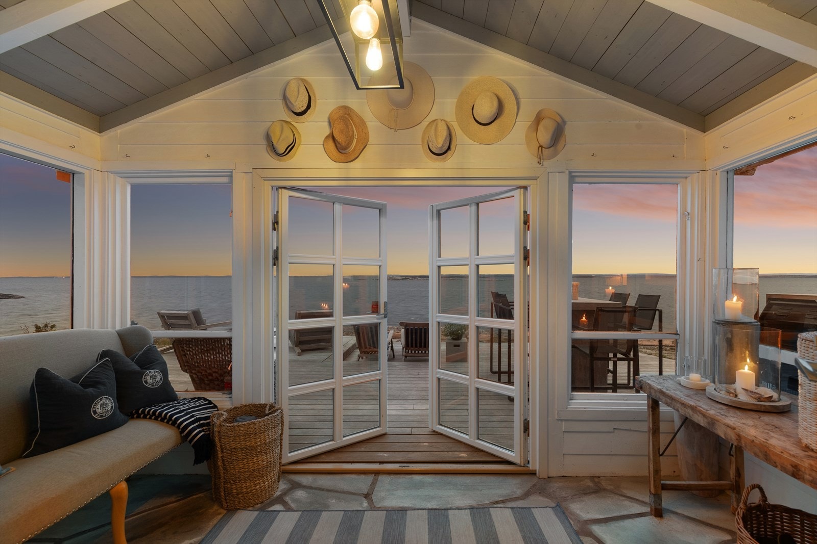 Velkommen inn til en nydelig perle i vannkanten med panoramautsikt! Galleribilde