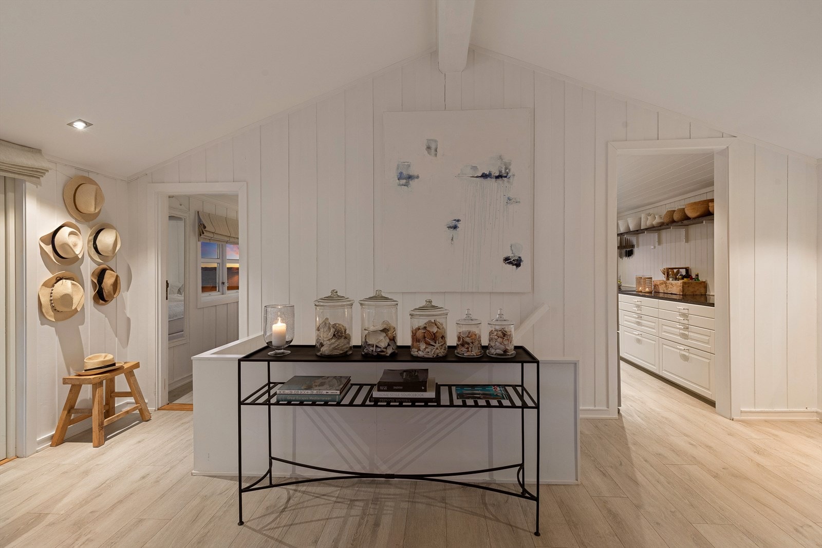 I hovedetasjen finner du stue, kjøkken soverom og entré. Galleribilde