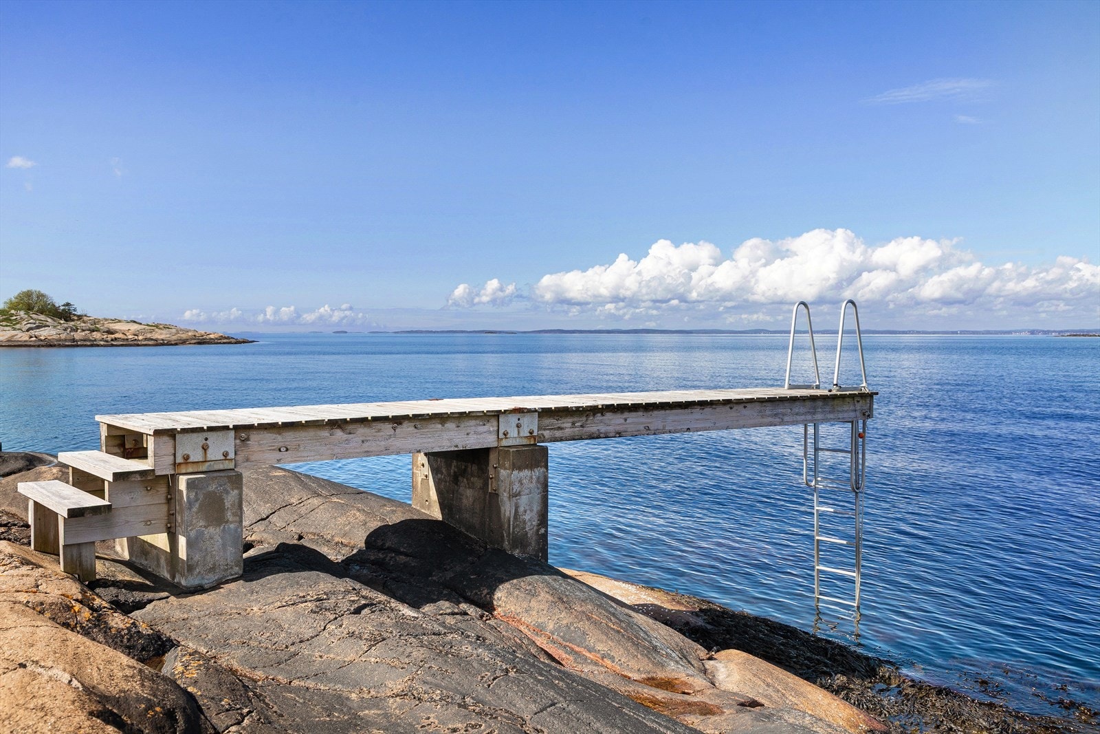 Rett nedenfor eiendommen ligger en badebrygge. Galleribilde