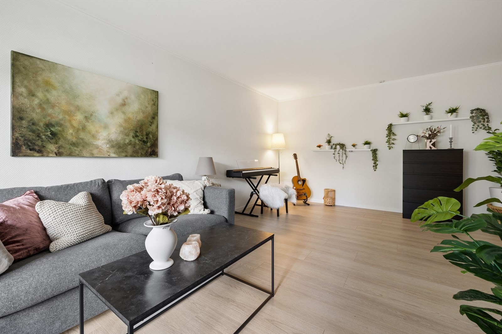 Det er videre plass til et spisebord hvor middagene kan nytes sammen i godt selskap. Nytt gulv ble nylig lagt i stuen og soverommet via stuen. Galleribilde