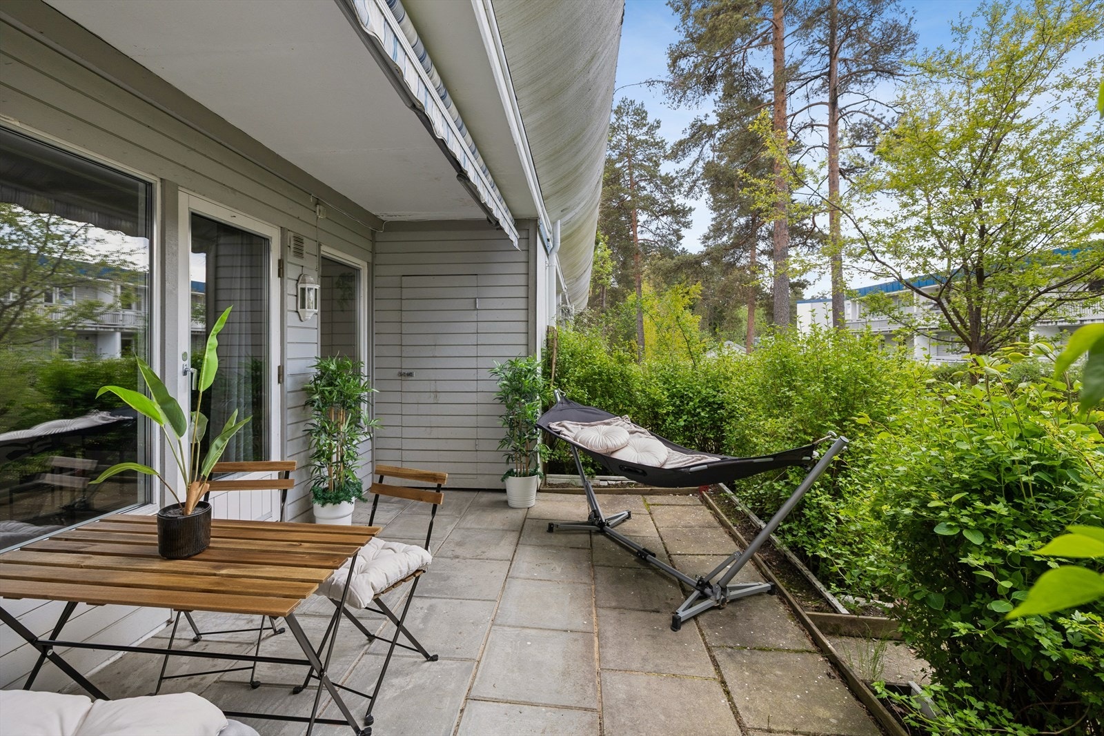 Fra stuen har du utgang til en vestvendt hellelagt markterrasse på 12,6 m² med god plass til bl.a. utemøbler og grill. Via uteplassen er det også en praktisk bod målt til ca. 1,2 m². Galleribilde