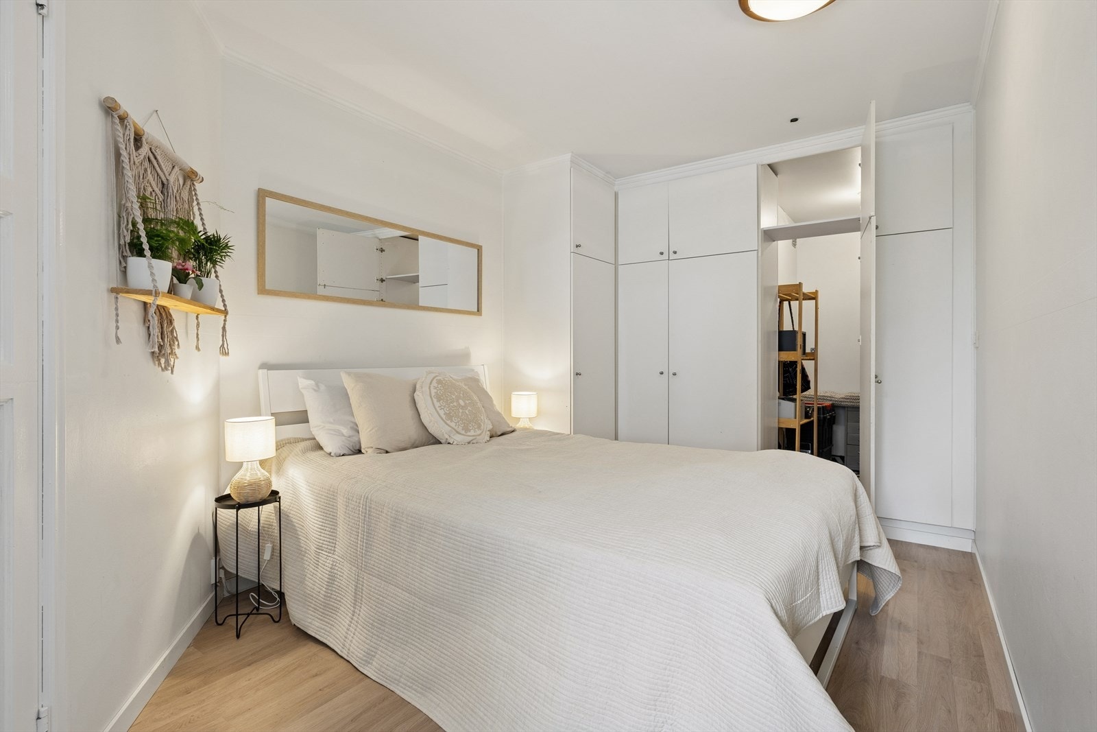 Klær kan pent ryddes bort i et romslig, plassbygget garderobeskap, samt kott/walk-in. Galleribilde