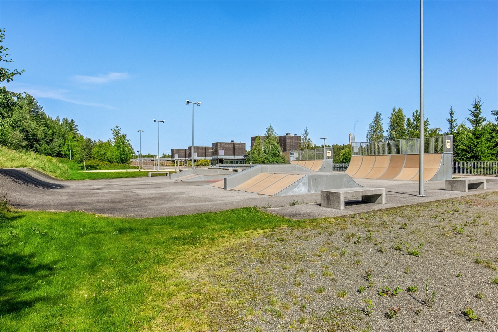 Bjørnholt Skatepark rett ved Bjørnholt ungdomsskole og videregående skole. Galleribilde