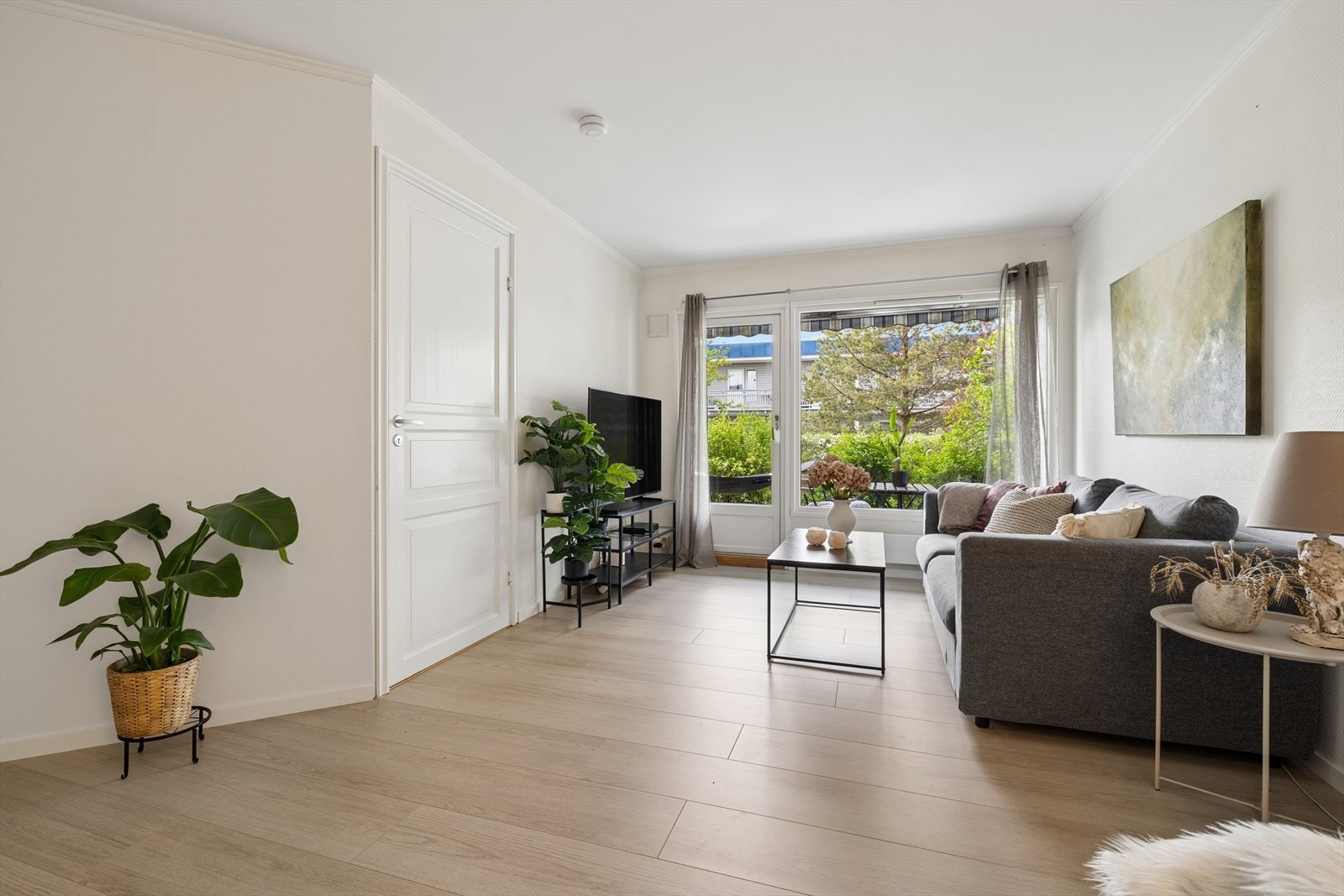 De store vindusflatene slipper inn godt med lys å skaper en luftig og fin atmosfære i rommet. Galleribilde