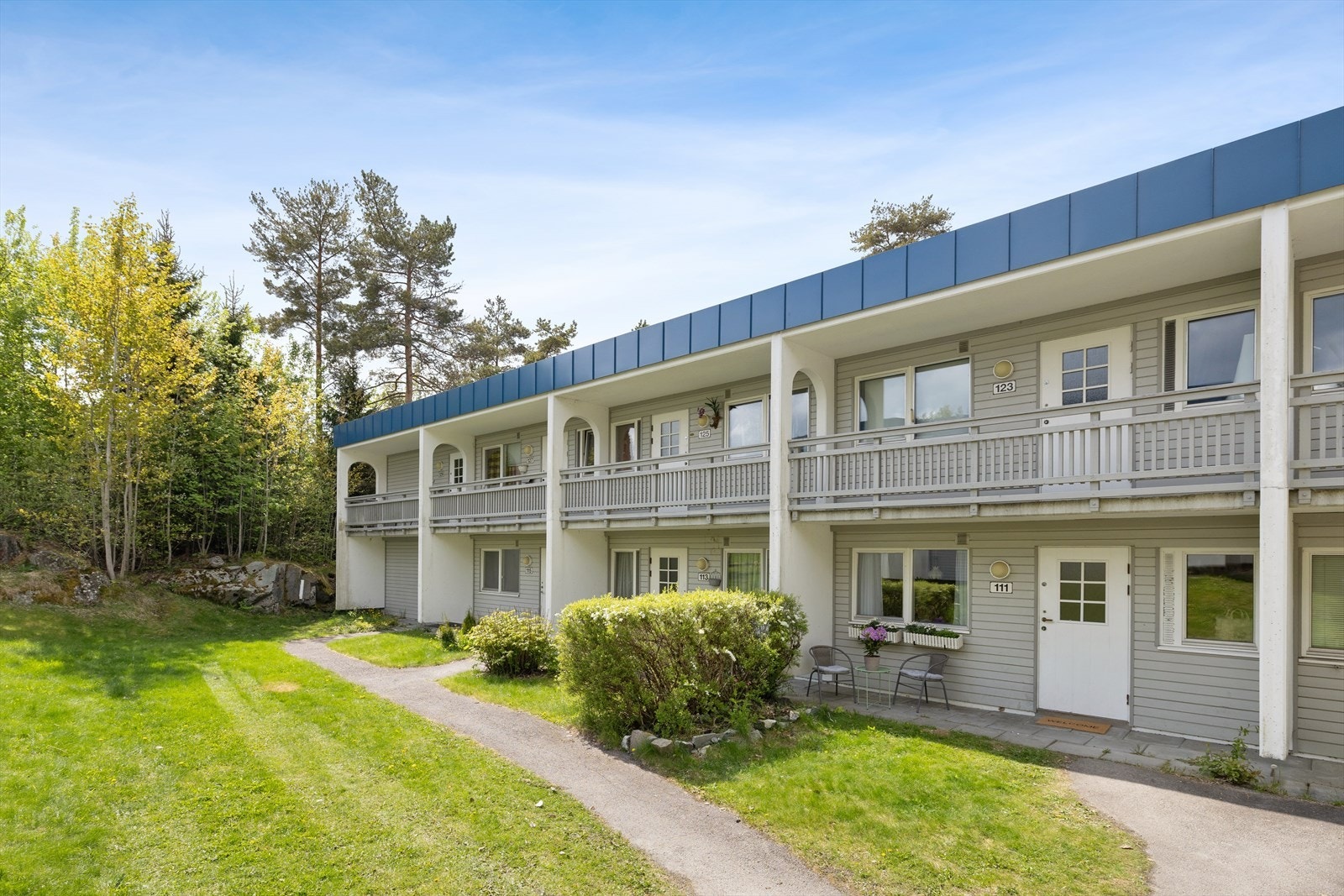 Boligen ligger flott til i et naturskjønt og barnevennlig boområde med kort avstand til det meste. Galleribilde