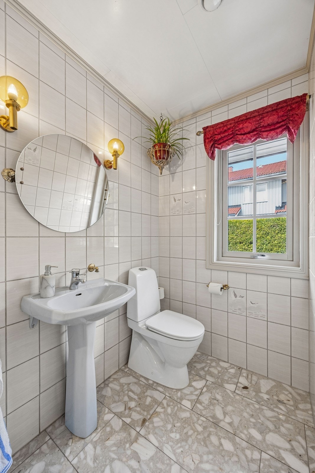 Gjestetoalett i forbindelse med entréen. Galleribilde