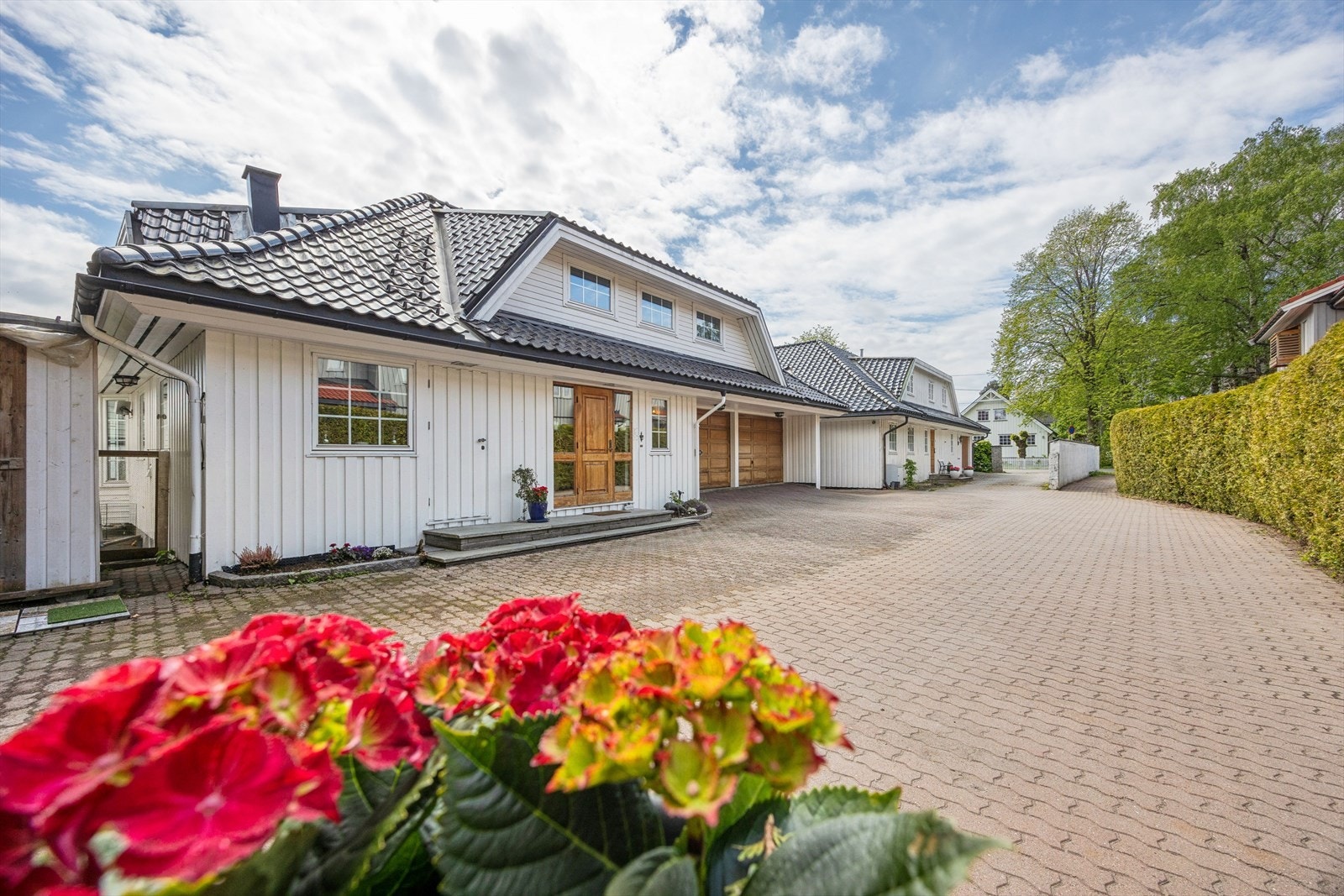 Innkjørselen er belagt med belegningsstein. Galleribilde