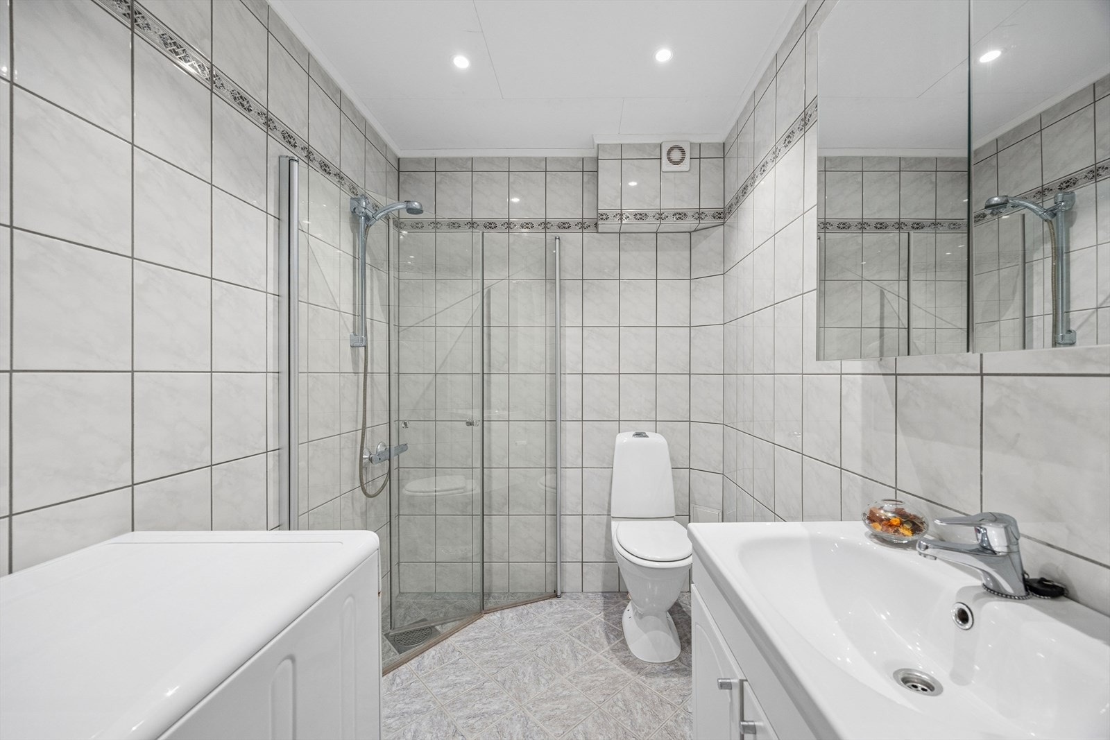 Det er opplegg for vaskemaskin på badet. Galleribilde