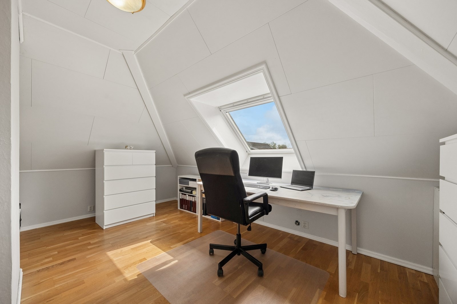 I forbindelse med hovedsoverommet har du et rom som kan benyttes til walk-in eller kontor. Galleribilde