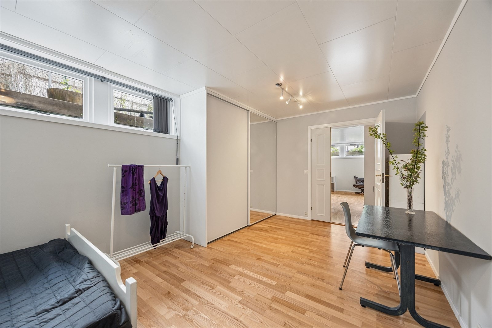 Stort soverom i underetasjen. Galleribilde