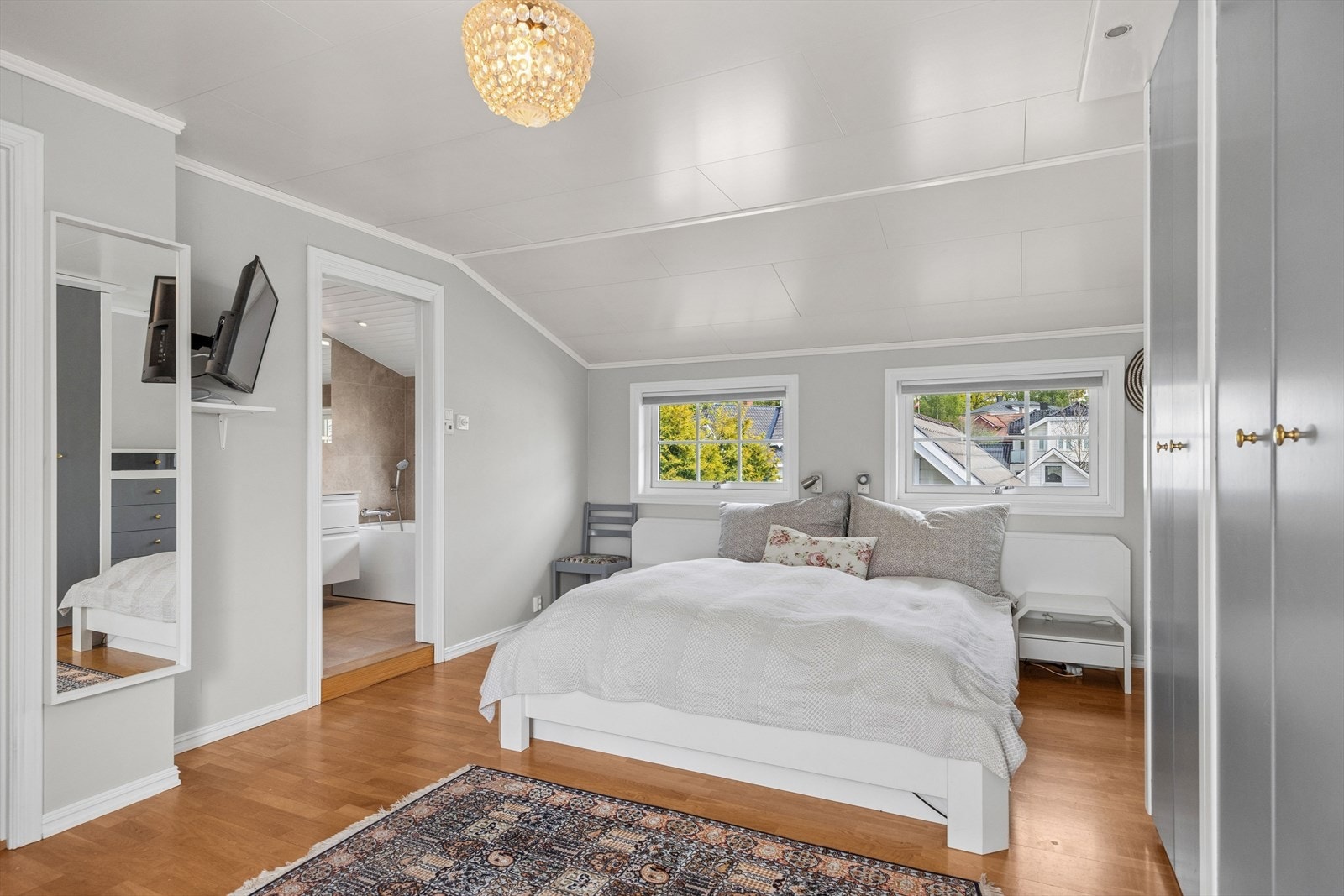 Hovedsoverom med en suite bad. Galleribilde