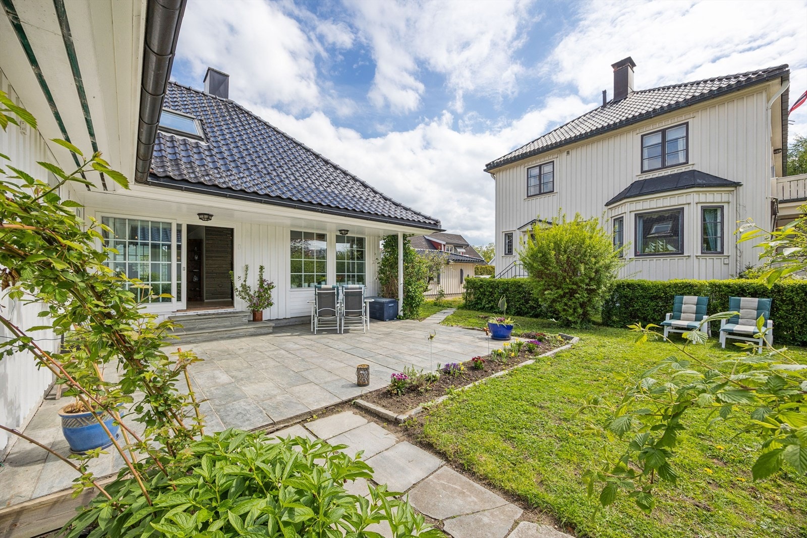 I hagen er det plantet Bjørnebær uten torner. Galleribilde
