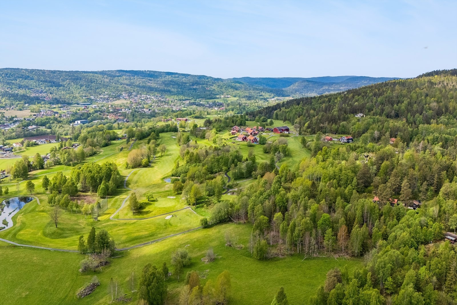 Lommedalen har et vakkert naturlandskap, med kun få minutters kjøretur til alle fasiliteter Galleribilde