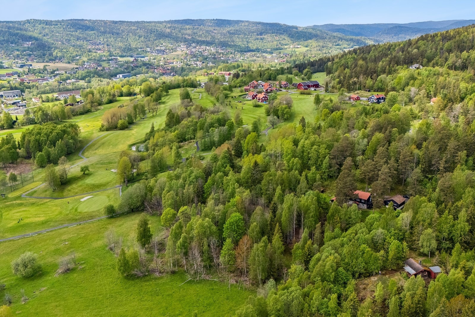 Eiendommen ligger i et LNF område, kjøreadkomst frem til hytta Galleribilde
