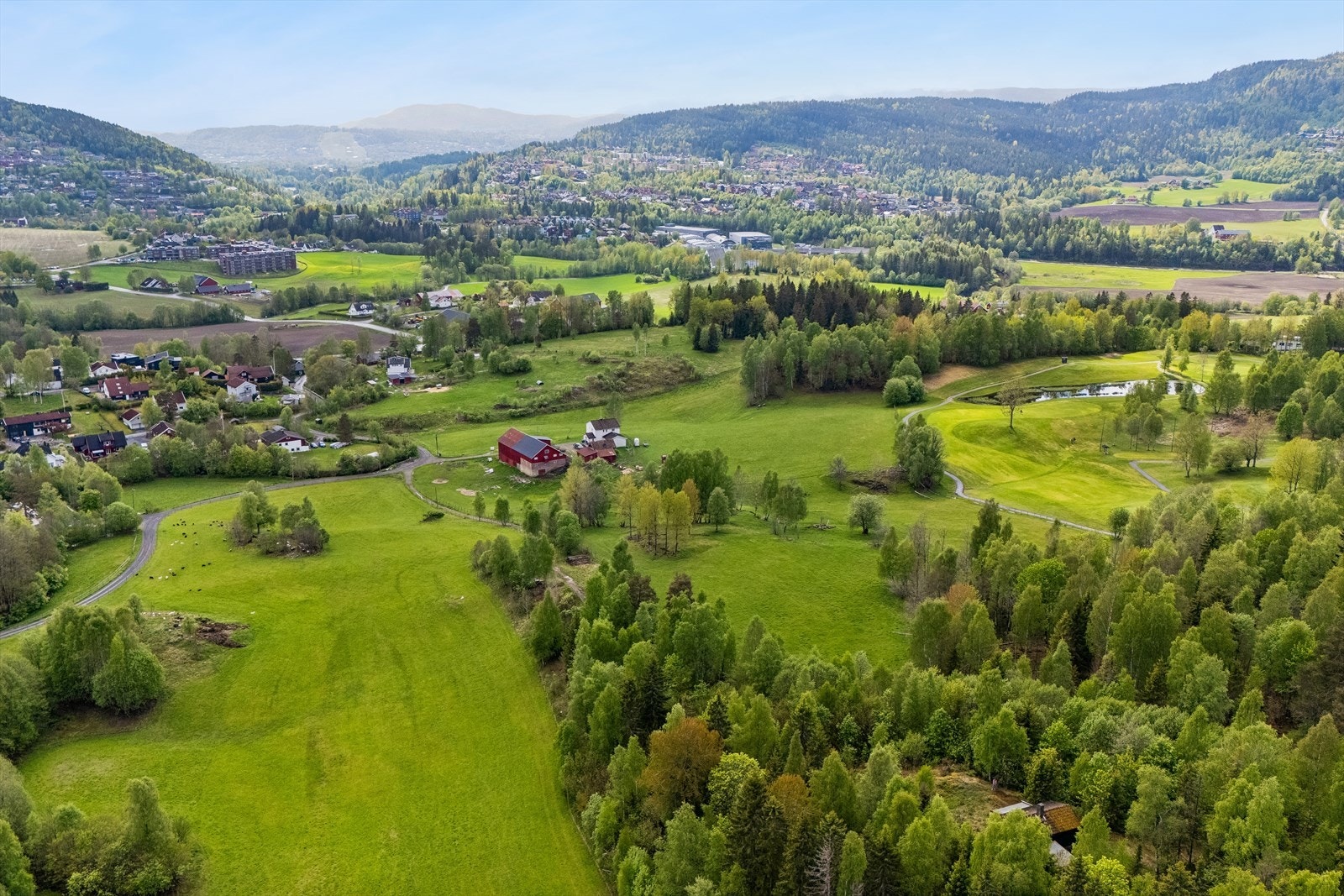Eiendommen ligger et stenkast fra gården Sleasjulet og Bærum golfklubb Galleribilde